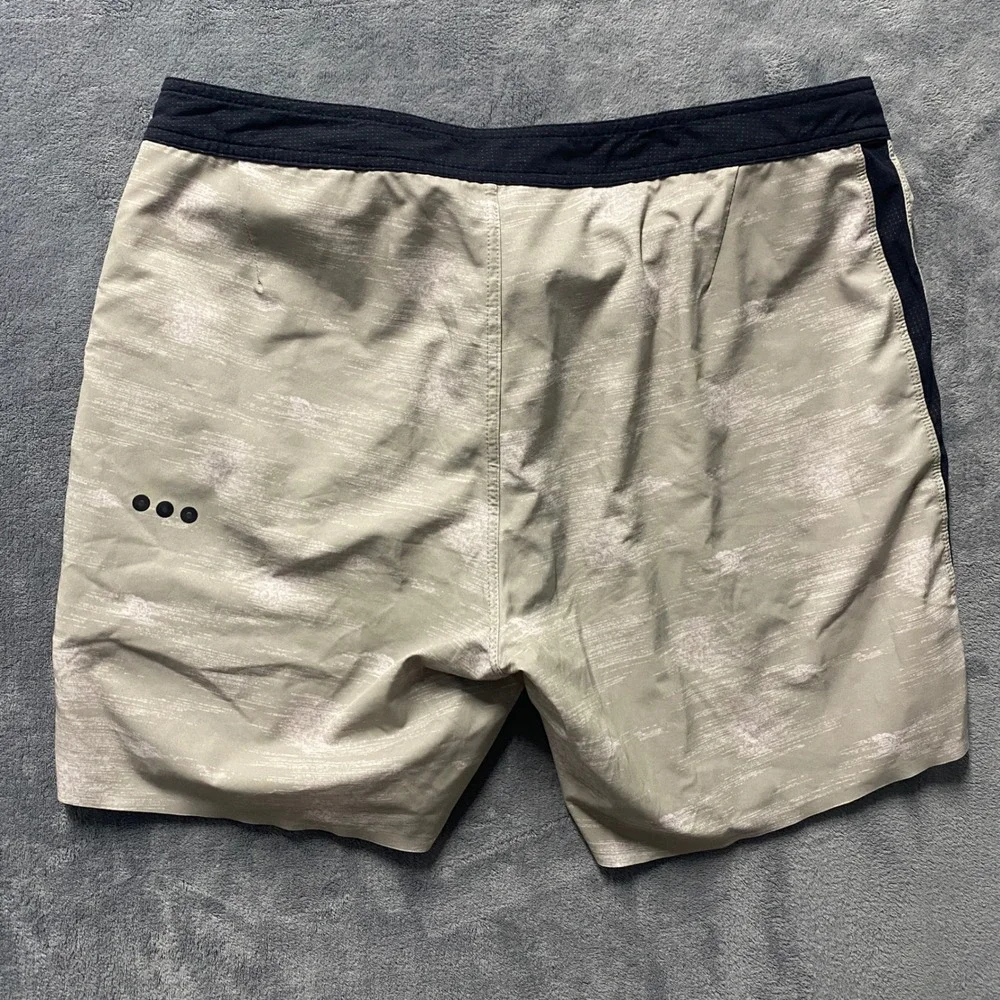 Vuori Cruise Boardshorts Mens 34 Grey White Print Performance Swim Trunks V311